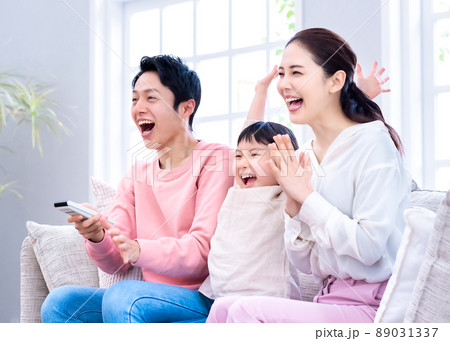 家族で一緒にテレビ視聴 家族で一緒にテレビ視聴 89031337