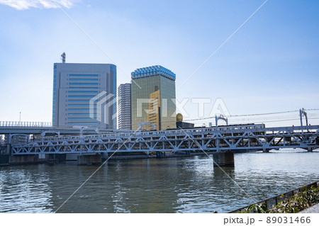 墨田川を渡る電車＜東京台東区＞ 89031466