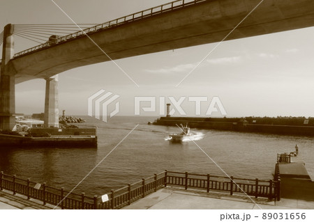 小田原の漁港と運河と帰航する漁船 89031656