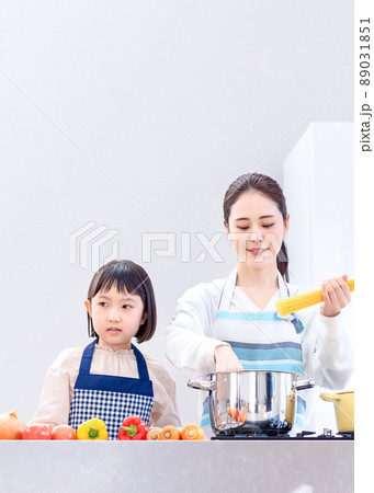 ママと一緒に料理を作る小学生　パスタ 89031851