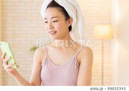 お風呂上がりの女性　スマホ 89032343
