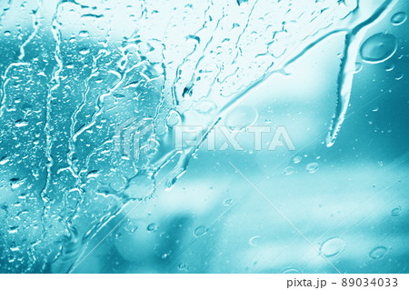 雨の日の車の窓ガラス 89034033