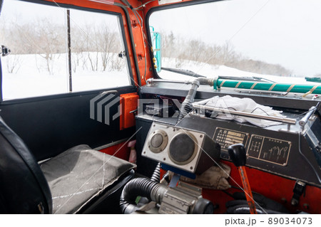 雪上車　除雪車　冬季作業車両の運転席 89034073