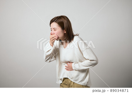 食中毒になり吐き気と腹痛がする若い女性 89034871
