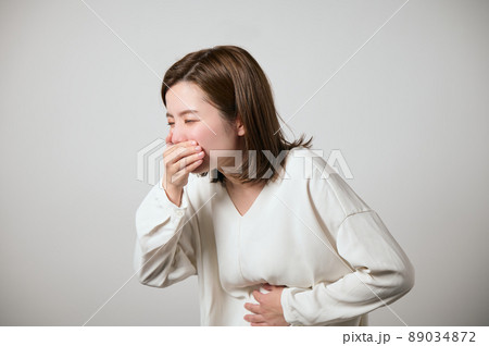 食中毒になり吐き気と腹痛がする若い女性 89034872