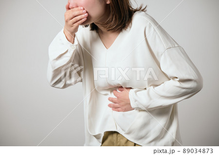 食中毒になり吐き気と腹痛がする若い女性 89034873