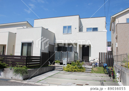 青空に映える白亜のキューブ型の郊外の美しくおしゃれでカッコイイスタイリッシュな木造2階建ての邸宅 89036055