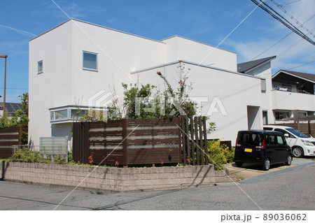 青空に映える白亜のキューブ型の角地に佇むスクエア窓の美しくカッコイイスタイリッシュなデザインの邸宅 89036062