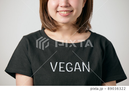 Tシャツ姿で立つ若いヴィーガン女性 Tシャツ姿で立つ若いヴィーガン女性 89036322