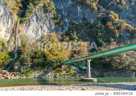 風光明媚な景勝地「秋の井倉峡」 89036918