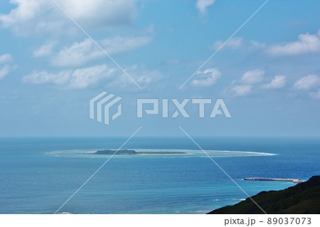 渡名喜島から見える入砂島（ちゅらさんオープニングの島） 89037073