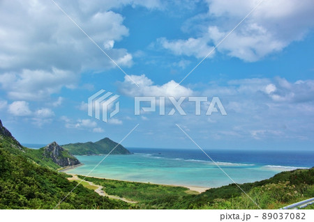 渡名喜島 高台から見るアンジェーラ浜 渡名喜島 高台から見るアンジェーラ浜 89037082