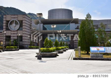 小田原市　神奈川県立生命の星・地球博物館エントランス広場と山並み 89037090
