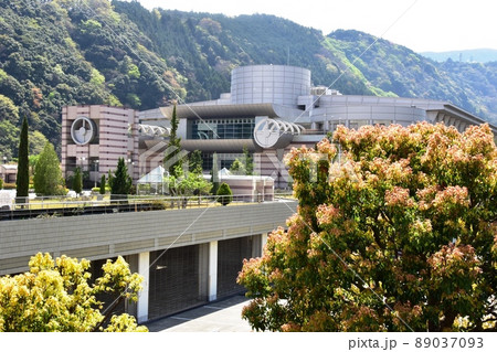 小田原市 神奈川県立生命の星・地球博物館エントランス広場と地下駐車場入口と山並み 小田原市 神奈川県立生命の星・地球博物館エントランス広場と地下駐車場入口と山並み 89037093