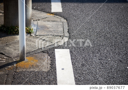 道端・側溝・白線・歩道・アスファルト・アップ・足元 89037677