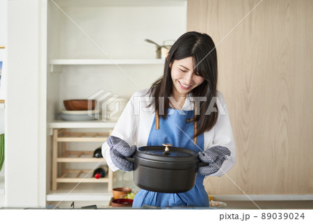 鍋を持つ女性 89039024