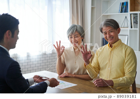 営業職の男性と自宅で会話をする年輩の夫婦 89039181