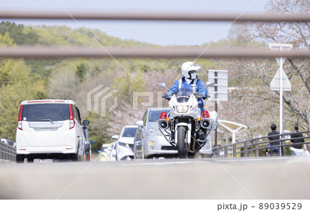 交差点で安全確認をする白バイ 89039529