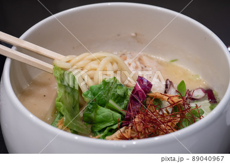 レタスなど野菜がトッピングされた鶏白湯ラーメン。 89040967