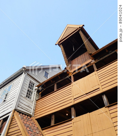 ノルウェー　ベルゲン　ブリッゲン　古い建物の滑車 89041024