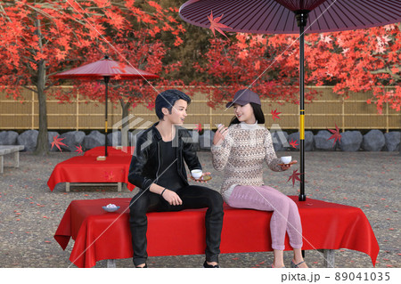 京都に観光に来た若い男女のカップルが桜餅を食べながらお茶を飲み外の野点傘の下に座り楽しく会話している 89041035