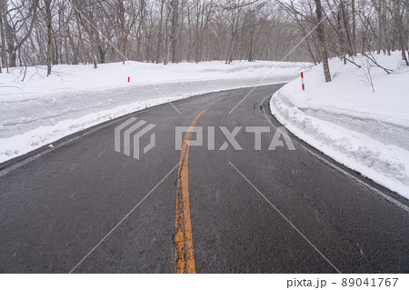 除雪した冬の道路(蔵王) 除雪した冬の道路(蔵王) 89041767