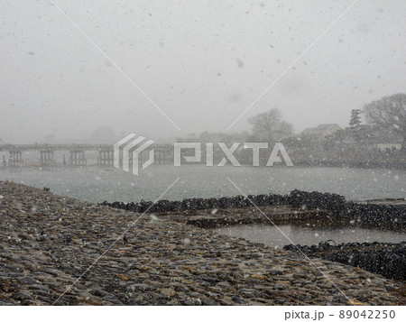 大雪の日の京都嵐山渡月橋 大雪の日の京都嵐山渡月橋 89042250