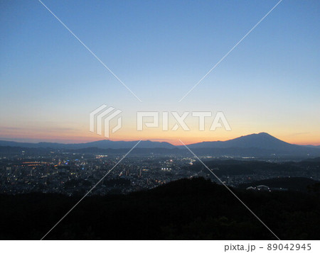 日没直後の盛岡市街と岩手山 日没直後の盛岡市街と岩手山 89042945