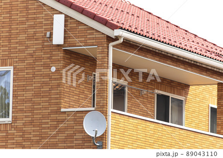 住宅に設置された地デジフラットアンテナとBS/CSアンテナ 89043110