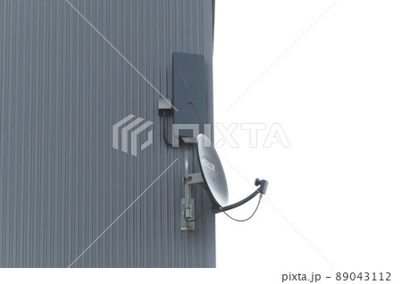 住宅に設置された地デジフラットアンテナとBS/CSアンテナ 89043112