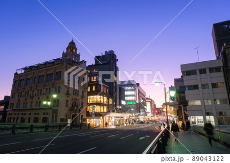 京都市 夕暮れの四条大橋と四条河原町の街並み 京都市 夕暮れの四条大橋と四条河原町の街並み 89043122