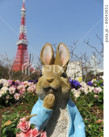 東京タワーが見える花壇にいる園芸オーナメントのウサギ 89043651