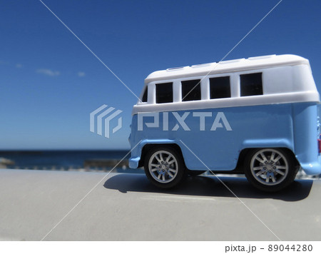 青い空と青い海とおもちゃのバン 89044280