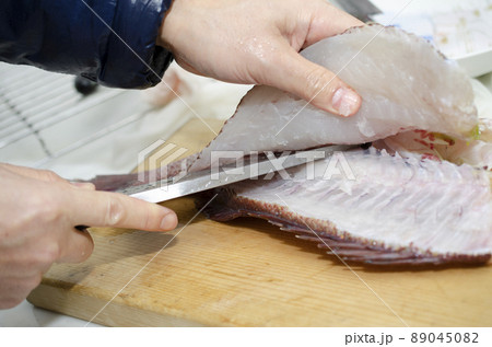 魚をさばく 89045082