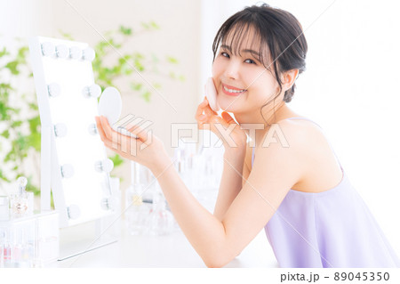 女性　ビューティー　美容　メイク　スキンケア 89045350