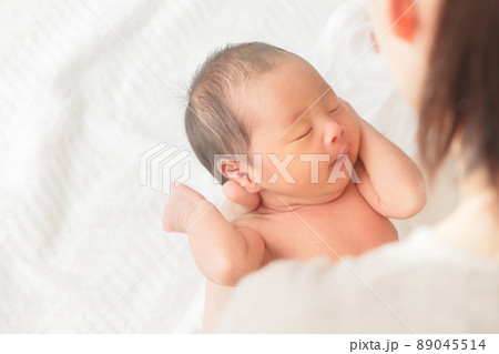 眠る赤ちゃん 新生児 着替えさせるママ 脱がせる 1週 眠る赤ちゃん 新生児 着替えさせるママ 脱がせる 1週 89045514