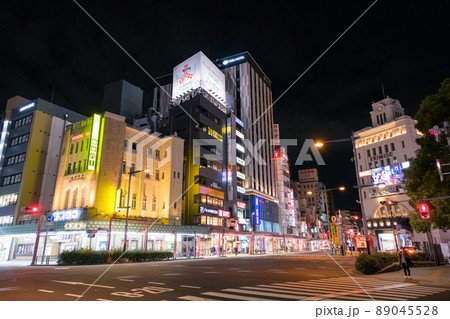 東京都台東区 夜の浅草の繁華街 吾妻橋交差点 89045528