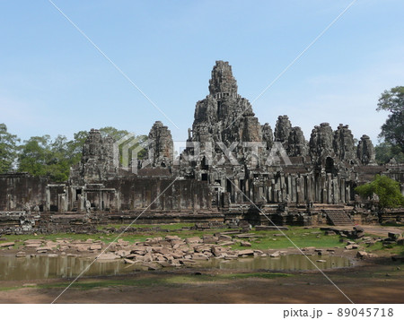 カンボジア アンコールトム遺跡 バイヨン寺院四面塔　遠景 89045718