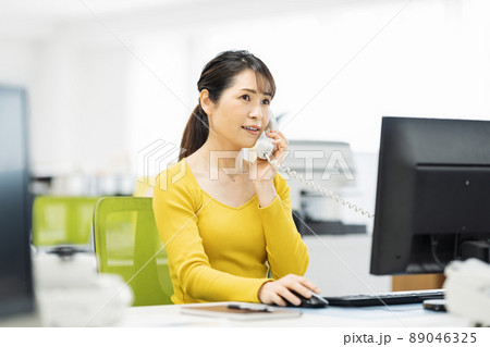 オフィスで電話をするミドルのキャリアウーマン 89046325