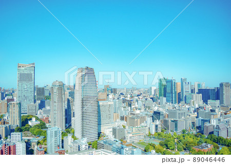 青空と建物の都市風景素材　ビジネスイメージ　東京都六本木からの眺望　超高層ビル群 89046446