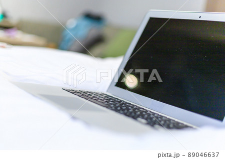 ホテルのベッドの上に置かれたパソコン ビジネス 出張 テレワーク イメージ ホテルのベッドの上に置かれたパソコン ビジネス 出張 テレワーク イメージ 89046637
