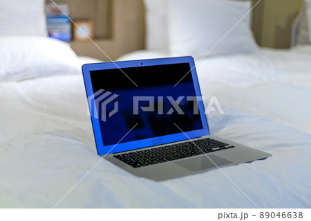 ホテルのベッドの上に置かれたパソコン ビジネス 出張 テレワーク イメージ ホテルのベッドの上に置かれたパソコン ビジネス 出張 テレワーク イメージ 89046638
