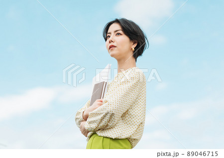 若い女性の屋外ポートレート 若い女性の屋外ポートレート 89046715