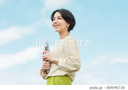 若いビジネスパーソンの屋外ポートレート 89046716