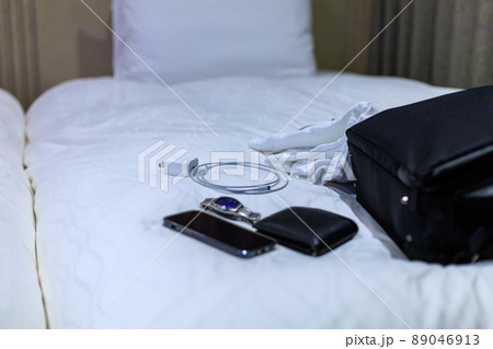 ホテルのベッドに置かれたスマートホン　ビジネスリュック　旅行　イメージ 89046913
