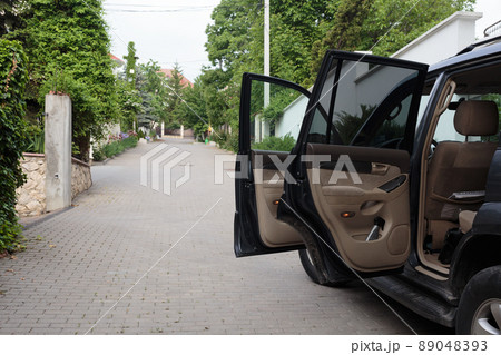 A picturesque alley in a modern suburb. 89048393