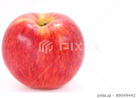 つがる サンつがる 赤いリンゴ 丸ごと 1個 明るい背景 つがる サンつがる 赤いリンゴ 丸ごと 1個 明るい背景 89049442