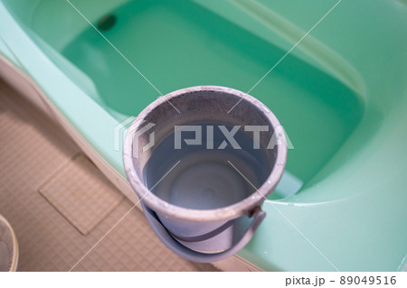 お風呂場に汲み置いた水 89049516