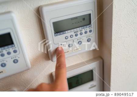 床暖房のスイッチを押す 89049517