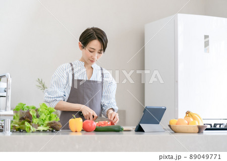 キッチン　料理　タブレット　女性 89049771